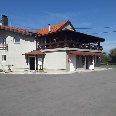 Guesthouse Kod Mosta Карловац Екстериор снимка