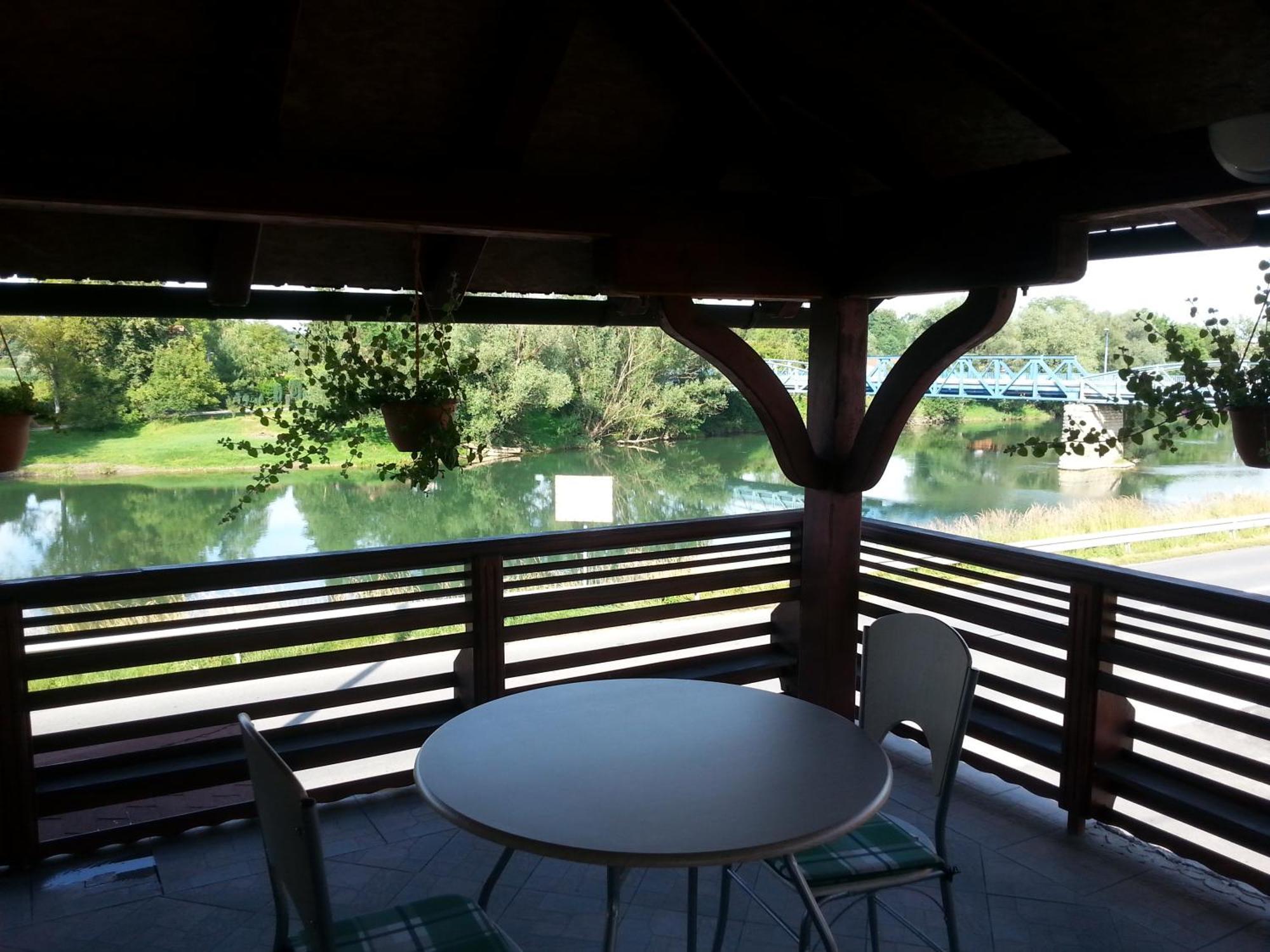Guesthouse Kod Mosta Карловац Екстериор снимка