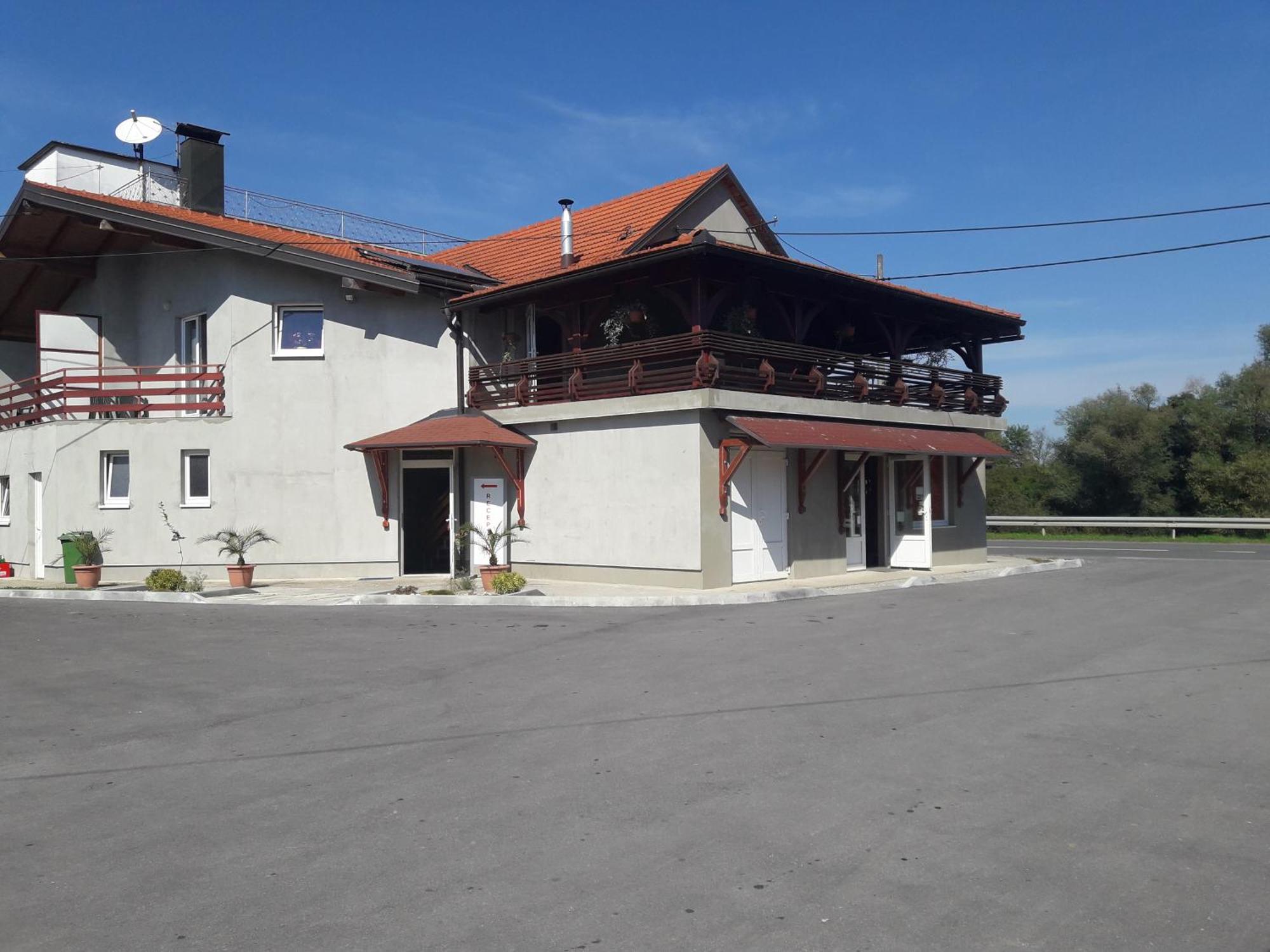Guesthouse Kod Mosta Карловац Екстериор снимка