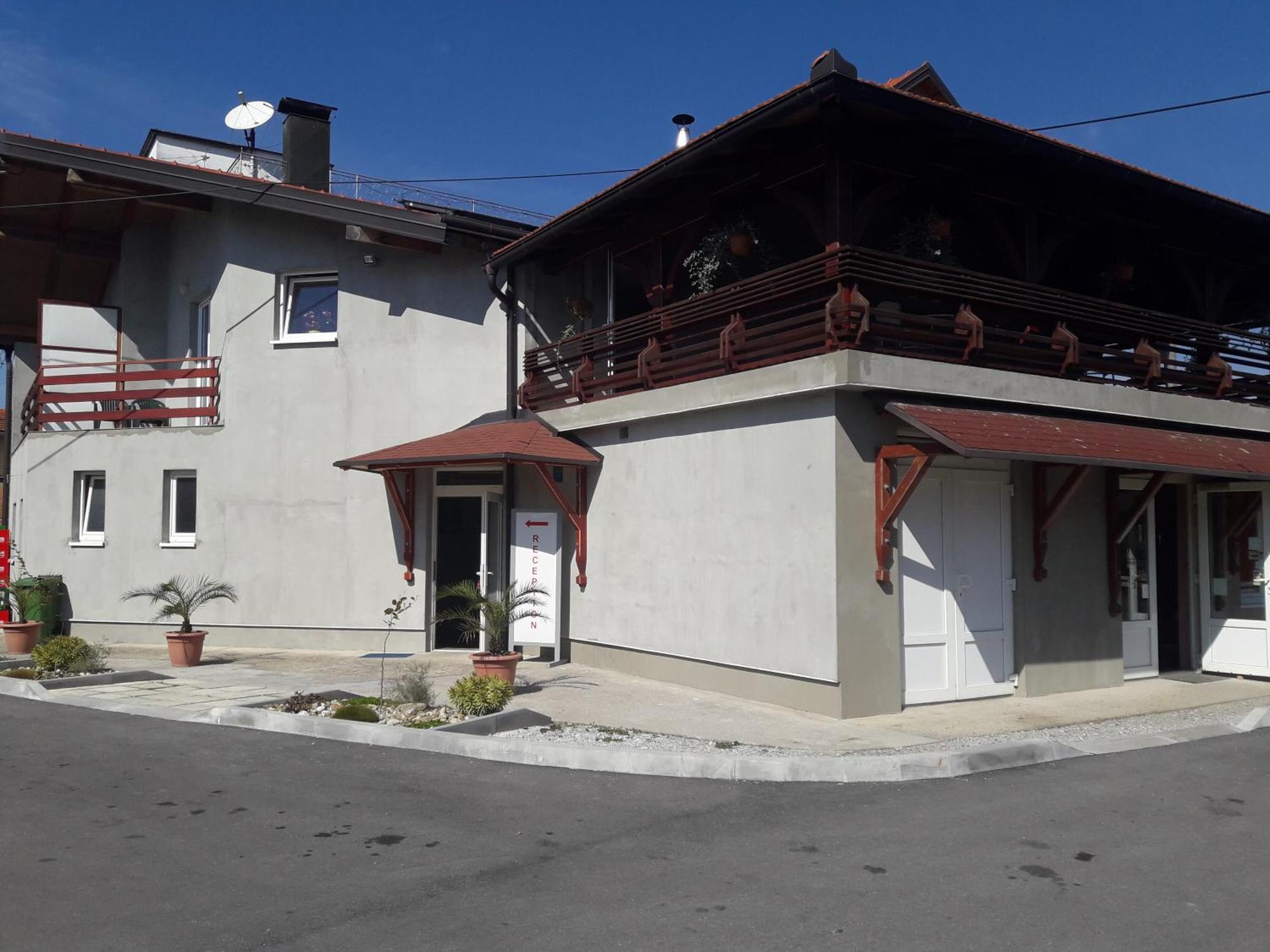 Guesthouse Kod Mosta Карловац Екстериор снимка