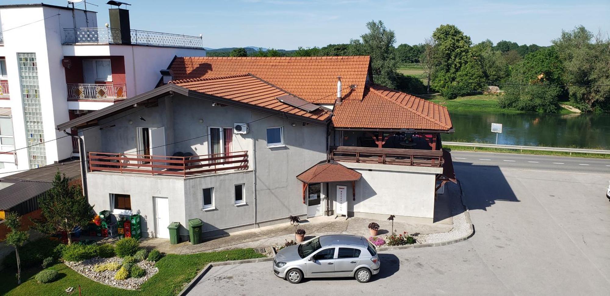 Guesthouse Kod Mosta Карловац Екстериор снимка